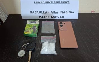 Barang bukti sabu dalam plastik klip, ponsel, dan kotak rokok yang diamankan polisi dari tersangka kasus narkoba di Hulu Sungai Utara.