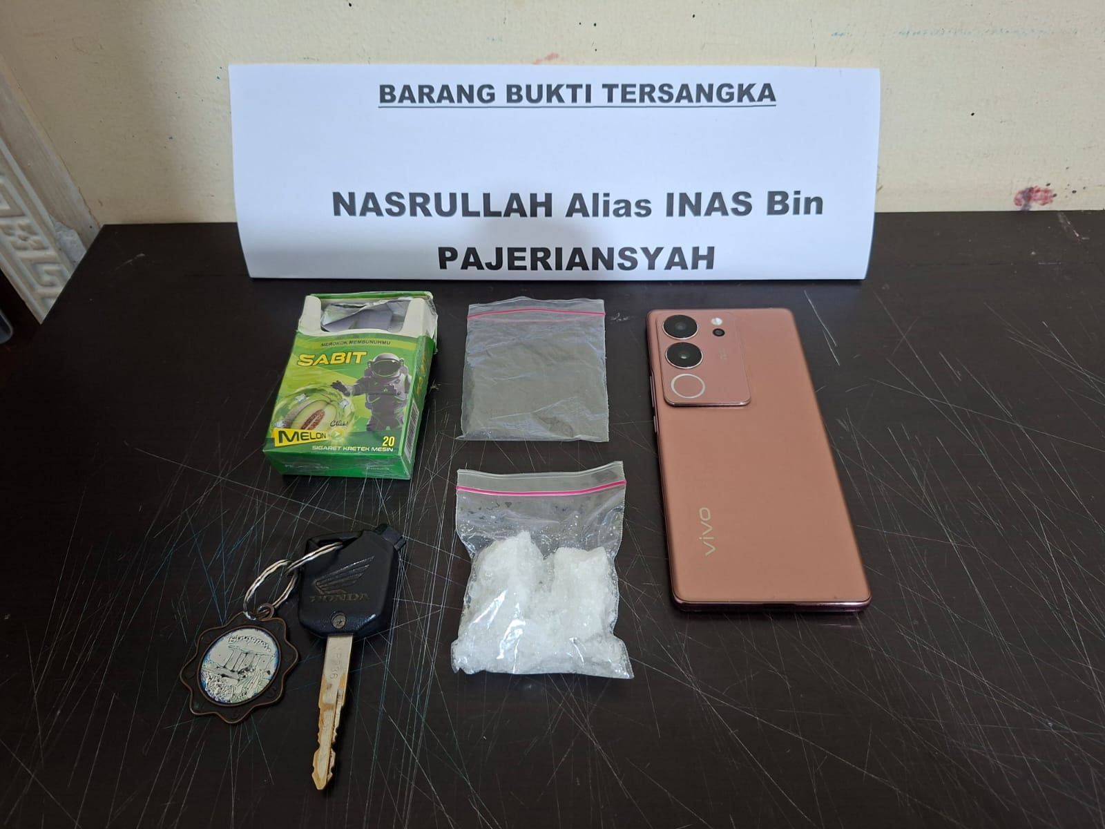 Barang bukti sabu dalam plastik klip, ponsel, dan kotak rokok yang diamankan polisi dari tersangka kasus narkoba di Hulu Sungai Utara.
