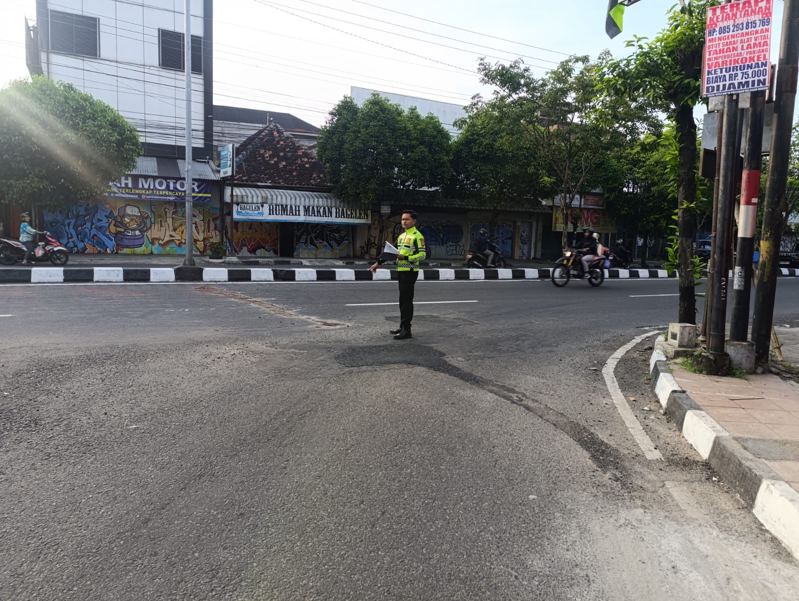 Polisi berada di lokasi kecelakaan di simpang Jalan Jambon, Jalan Magelang Yogyakarta tempat penyeberang jalan meninggal dunia.