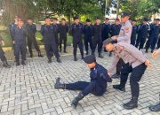 Petugas kepolisian melatih teknik pengamanan dan penggunaan borgol kepada petugas rutan dalam kegiatan Binkamsa di Tanah Laut.