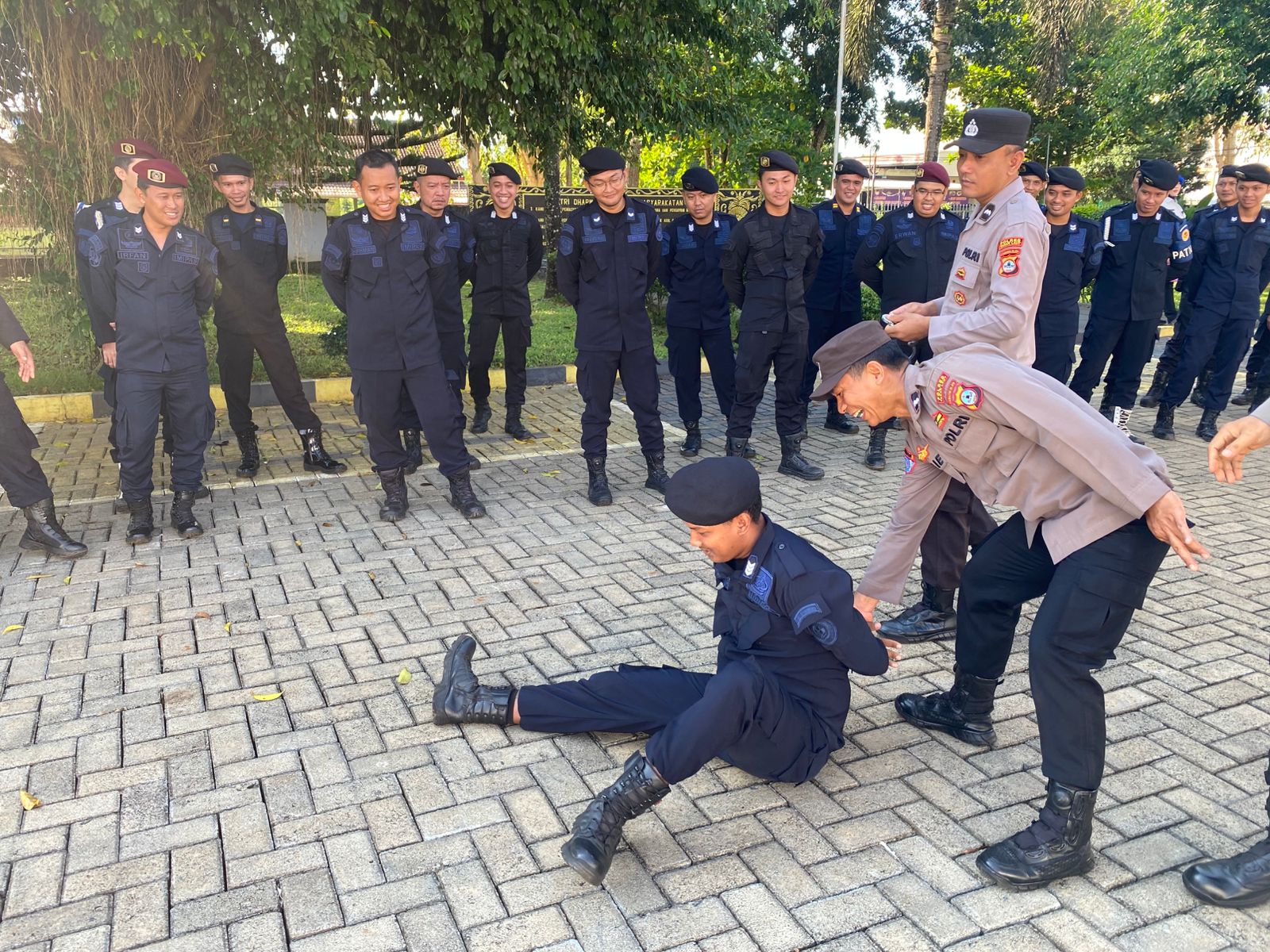 Petugas kepolisian melatih teknik pengamanan dan penggunaan borgol kepada petugas rutan dalam kegiatan Binkamsa di Tanah Laut.