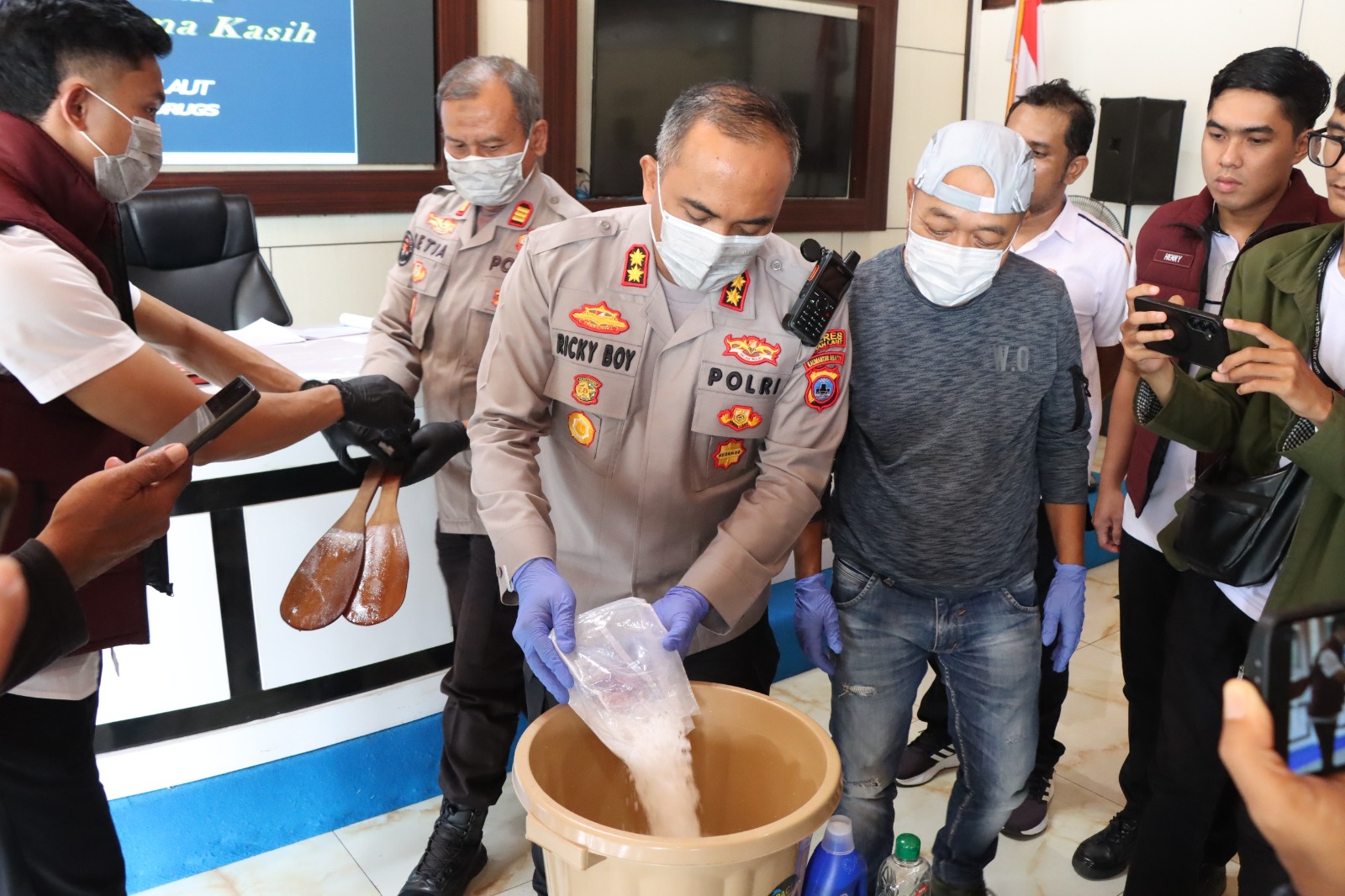 Kapolres Tanah Laut memusnahkan barang bukti sabu dalam konferensi pers pengungkapan kasus narkoba di Mapolres Tanah Laut.