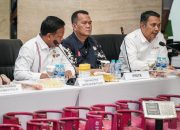 Pejabat Polri dan Pertamina menghadiri konferensi pers terkait pengungkapan penyalahgunaan BBM dan LPG subsidi dengan barang bukti tabung gas LPG