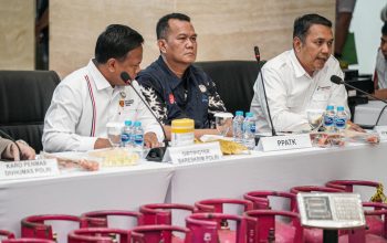 Pejabat Polri dan Pertamina menghadiri konferensi pers terkait pengungkapan penyalahgunaan BBM dan LPG subsidi dengan barang bukti tabung gas LPG