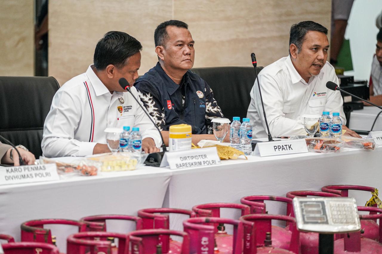 Pejabat Polri dan Pertamina menghadiri konferensi pers terkait pengungkapan penyalahgunaan BBM dan LPG subsidi dengan barang bukti tabung gas LPG