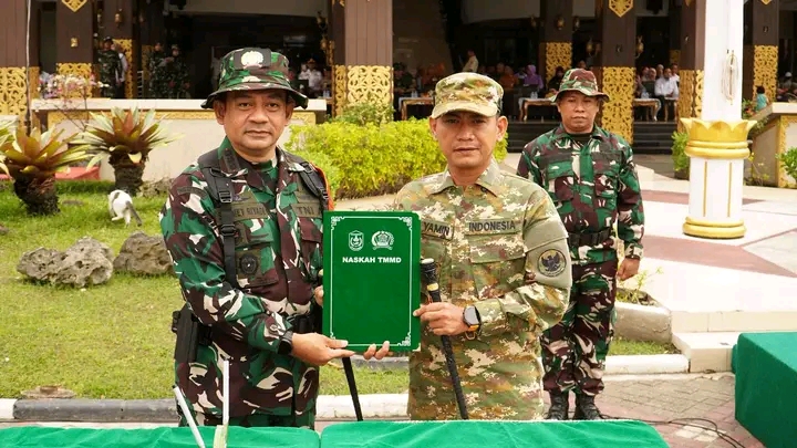 Wali Kota Banjarmasin dan Dandim 1007 menyerahkan naskah TMMD pada pembukaan TMMD ke-128 di halaman Balai Kota Banjarmasin