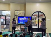 Anggota Satlantas Polres Tabalong mengedukasi anak TK tentang rambu dan keselamatan lalu lintas melalui program Polisi Sahabat Anak