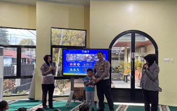 Anggota Satlantas Polres Tabalong mengedukasi anak TK tentang rambu dan keselamatan lalu lintas melalui program Polisi Sahabat Anak