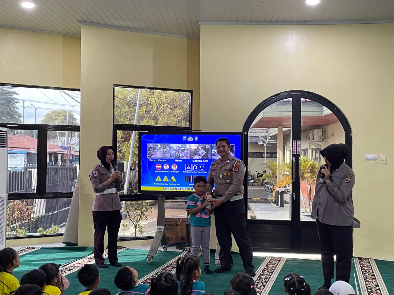 Anggota Satlantas Polres Tabalong mengedukasi anak TK tentang rambu dan keselamatan lalu lintas melalui program Polisi Sahabat Anak