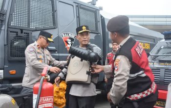 Personel Polri mengecek peralatan Dalmas dan kendaraan taktis dalam apel kesiapan Harkamtibmas di Polda Kalimantan Selatan