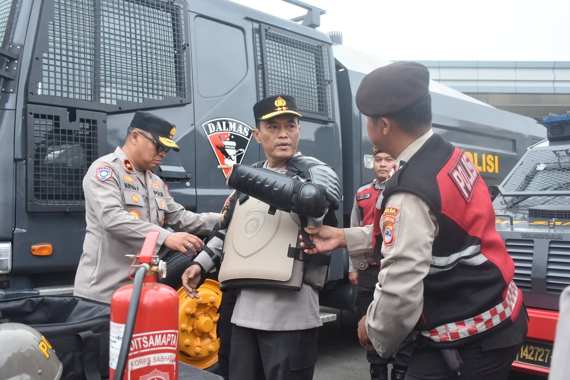Personel Polri mengecek peralatan Dalmas dan kendaraan taktis dalam apel kesiapan Harkamtibmas di Polda Kalimantan Selatan