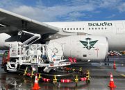 Pengisian avtur pada pesawat Saudia di bandara untuk mendukung operasional penerbangan haji 2026.