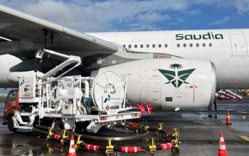Pengisian avtur pada pesawat Saudia di bandara untuk mendukung operasional penerbangan haji 2026.