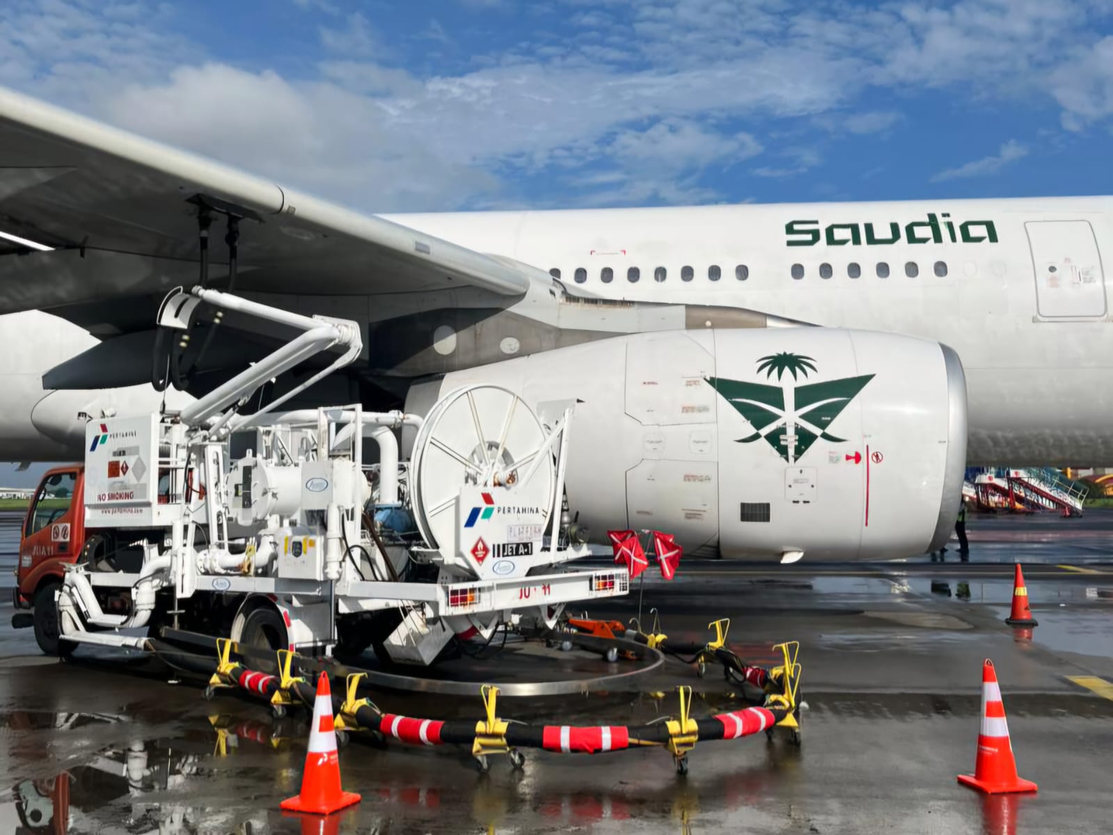 Pengisian avtur pada pesawat Saudia di bandara untuk mendukung operasional penerbangan haji 2026.