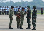 Upacara pembukaan latihan dasar militer Komcad 2026 dengan penyematan tanda kepada peserta ASN di Halim Perdanakusuma Jakarta