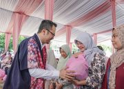 Perwakilan Pertamina menyerahkan paket sembako kepada warga dalam kegiatan pasar murah Hari Kartini