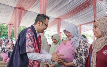 Perwakilan Pertamina menyerahkan paket sembako kepada warga dalam kegiatan pasar murah Hari Kartini