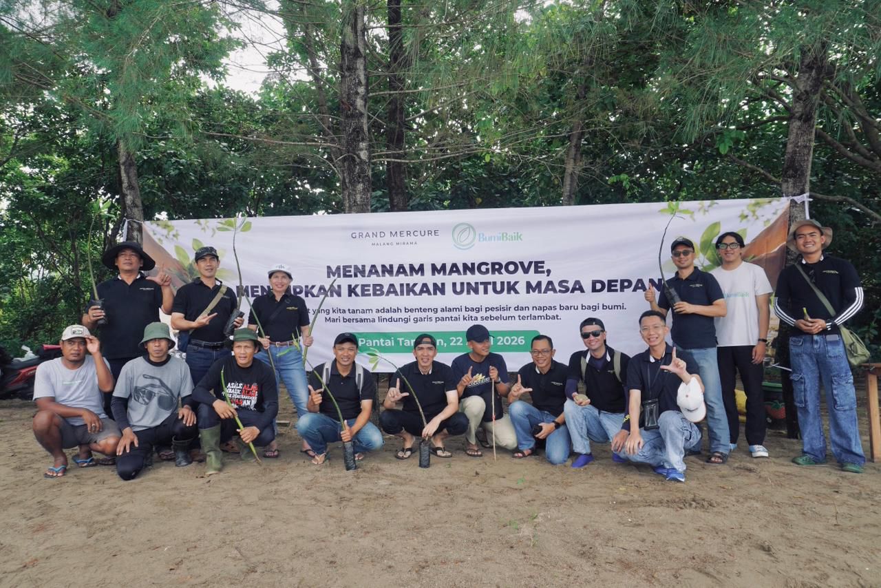 Peserta dari Grand Mercure Malang Mirama bersama komunitas Bumi Baik dan Gunung Pithing Mangrove Conservation berfoto bersama di Pantai Tamban usai kegiatan penanaman mangrove dalam rangka Hari Bumi 2026.