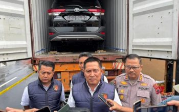 Pejabat Polda Jawa Tengah memberikan keterangan kepada media di depan kontainer berisi kendaraan hasil sitaan kasus ekspor ilegal.