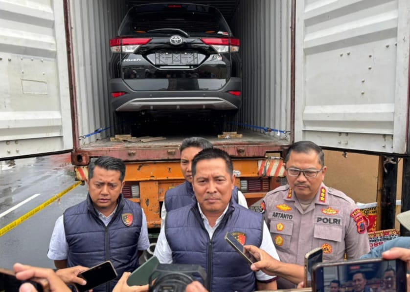 Pejabat Polda Jawa Tengah memberikan keterangan kepada media di depan kontainer berisi kendaraan hasil sitaan kasus ekspor ilegal.