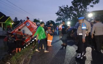 Mobil Damkar Bantul Terperosok ke Sawah Saat Menuju Lokasi Kebakaran