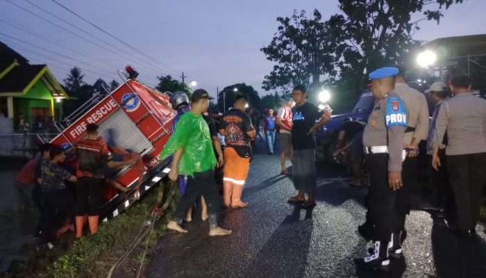 Mobil Damkar Bantul Terperosok ke Sawah Saat Menuju Lokasi Kebakaran