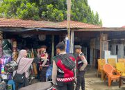 Polisi melakukan patroli dialogis di pasar Tanah Laut berbincang dengan pedagang untuk menjaga keamanan dan mencegah kejahatan