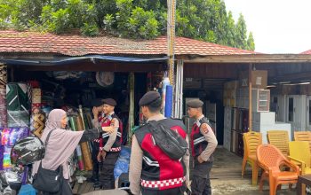 Polisi melakukan patroli dialogis di pasar Tanah Laut berbincang dengan pedagang untuk menjaga keamanan dan mencegah kejahatan