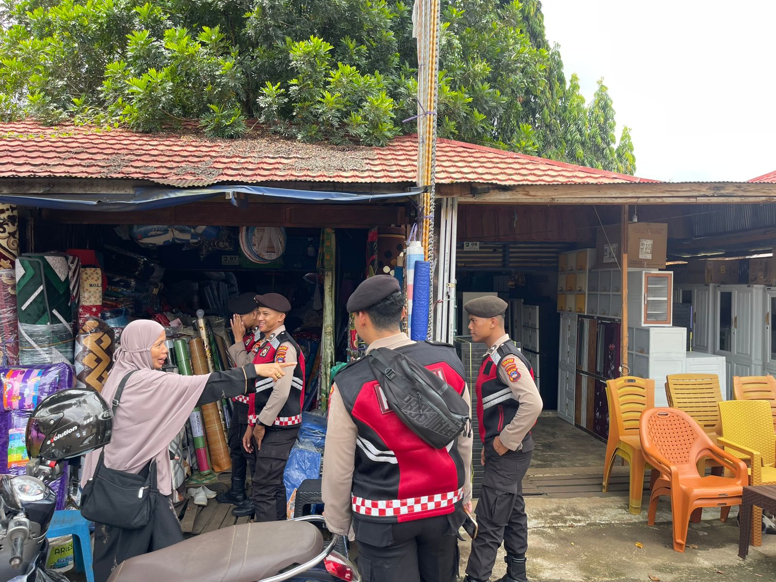 Polisi melakukan patroli dialogis di pasar Tanah Laut berbincang dengan pedagang untuk menjaga keamanan dan mencegah kejahatan