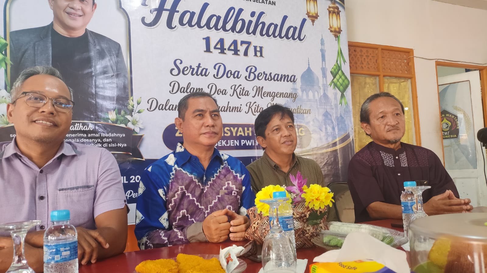Pengurus PWI Kalsel mengikuti halalbihalal dan doa bersama di sekretariat PWI