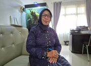 dr Isna Farida Kepala Dinas Kesehatan Tanah Laut di ruang kerja saat Hari Kartini
