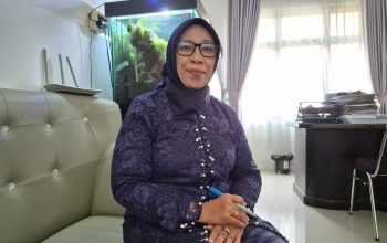 dr Isna Farida Kepala Dinas Kesehatan Tanah Laut di ruang kerja saat Hari Kartini