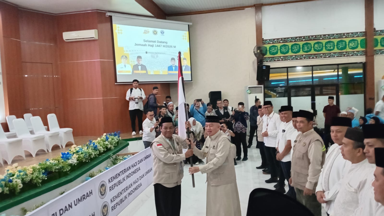 Momen pelepasan kloter pertama jamaah haji Embarkasi Banjarmasin 2026 oleh Gubernur Kalsel Muhidin di Asrama Haji Banjarbaru.