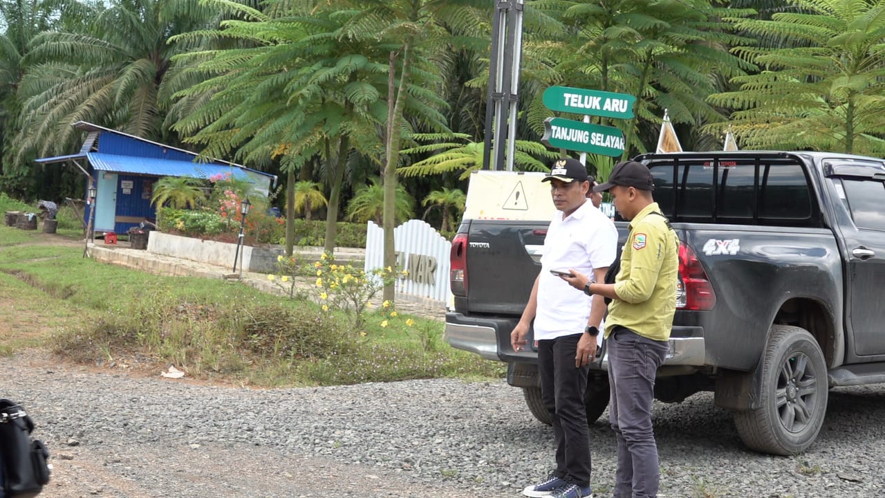 Wakil Bupati Kotabaru bersama tim meninjau kondisi jalan di Pulau Laut Tanjung Selayar untuk memastikan pembangunan dan perbaikan infrastruktur berjalan sesuai rencana.