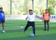 Komandan Lanal Kotabaru menendang bola saat pertandingan futsal bersama jurnalis untuk memperkuat hubungan dan komunikasi.