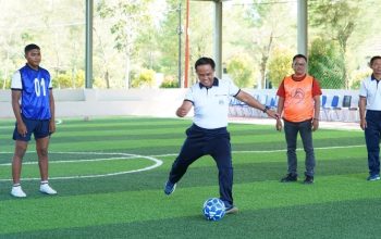 Komandan Lanal Kotabaru menendang bola saat pertandingan futsal bersama jurnalis untuk memperkuat hubungan dan komunikasi.