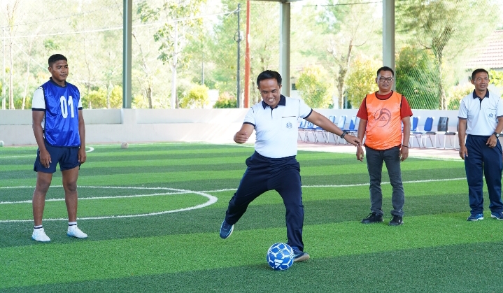 Komandan Lanal Kotabaru menendang bola saat pertandingan futsal bersama jurnalis untuk memperkuat hubungan dan komunikasi.