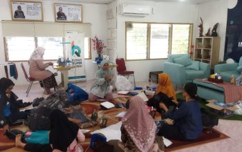Pelaku UMKM mengikuti pelatihan di Rumah BUMN Pertamina untuk meningkatkan keterampilan dan pengembangan usaha.