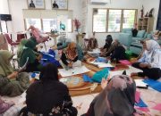Pelaku UMKM mengikuti pelatihan membuat produk di Rumah BUMN Pertamina untuk meningkatkan keterampilan dan daya saing usaha.