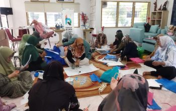 Pelaku UMKM mengikuti pelatihan membuat produk di Rumah BUMN Pertamina untuk meningkatkan keterampilan dan daya saing usaha.