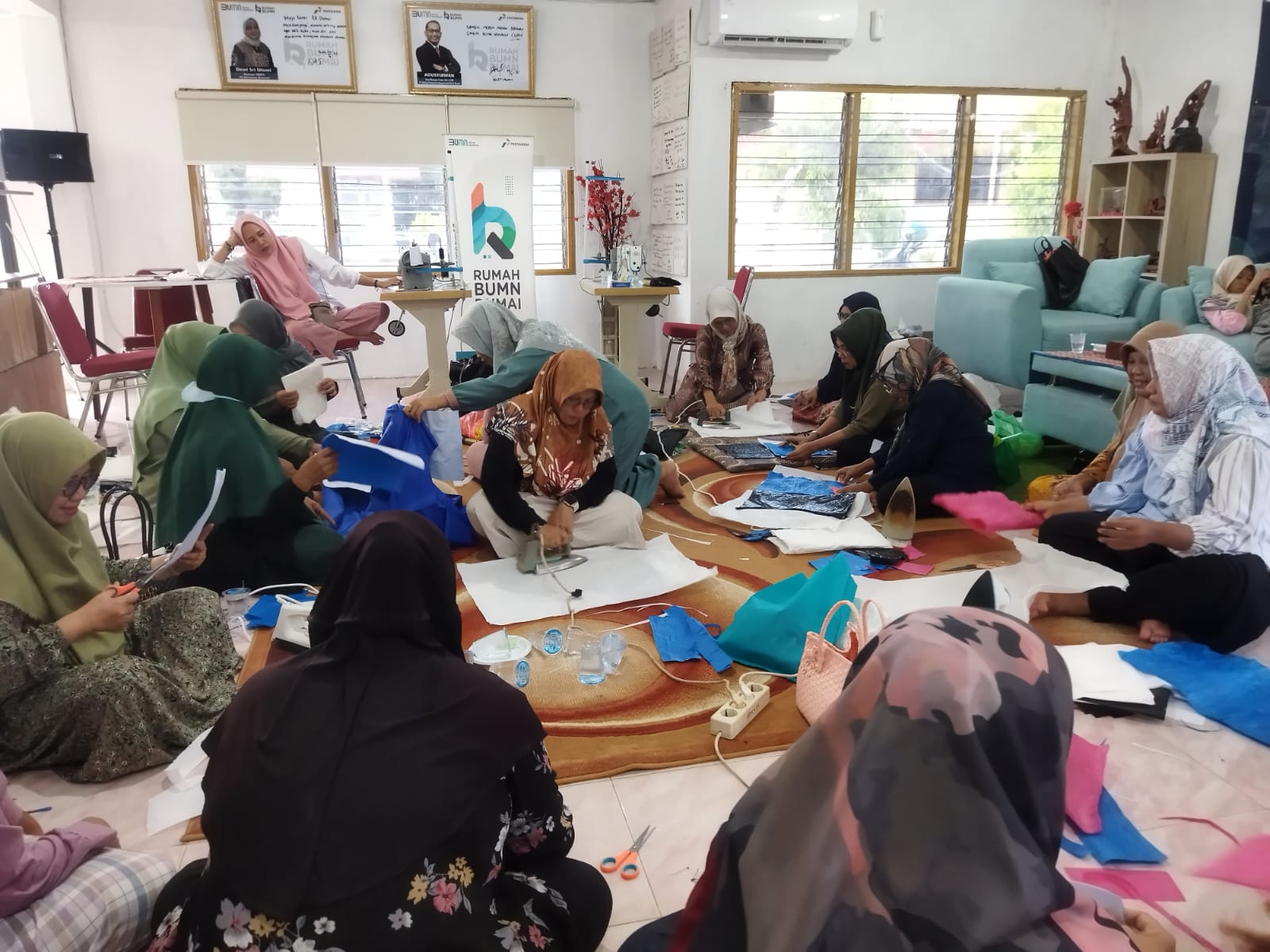 Pelaku UMKM mengikuti pelatihan membuat produk di Rumah BUMN Pertamina untuk meningkatkan keterampilan dan daya saing usaha.