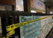 Garis polisi membentang di depan tempat penitipan anak di Umbulharjo Yogyakarta yang digerebek polisi dan dihentikan operasionalnya.