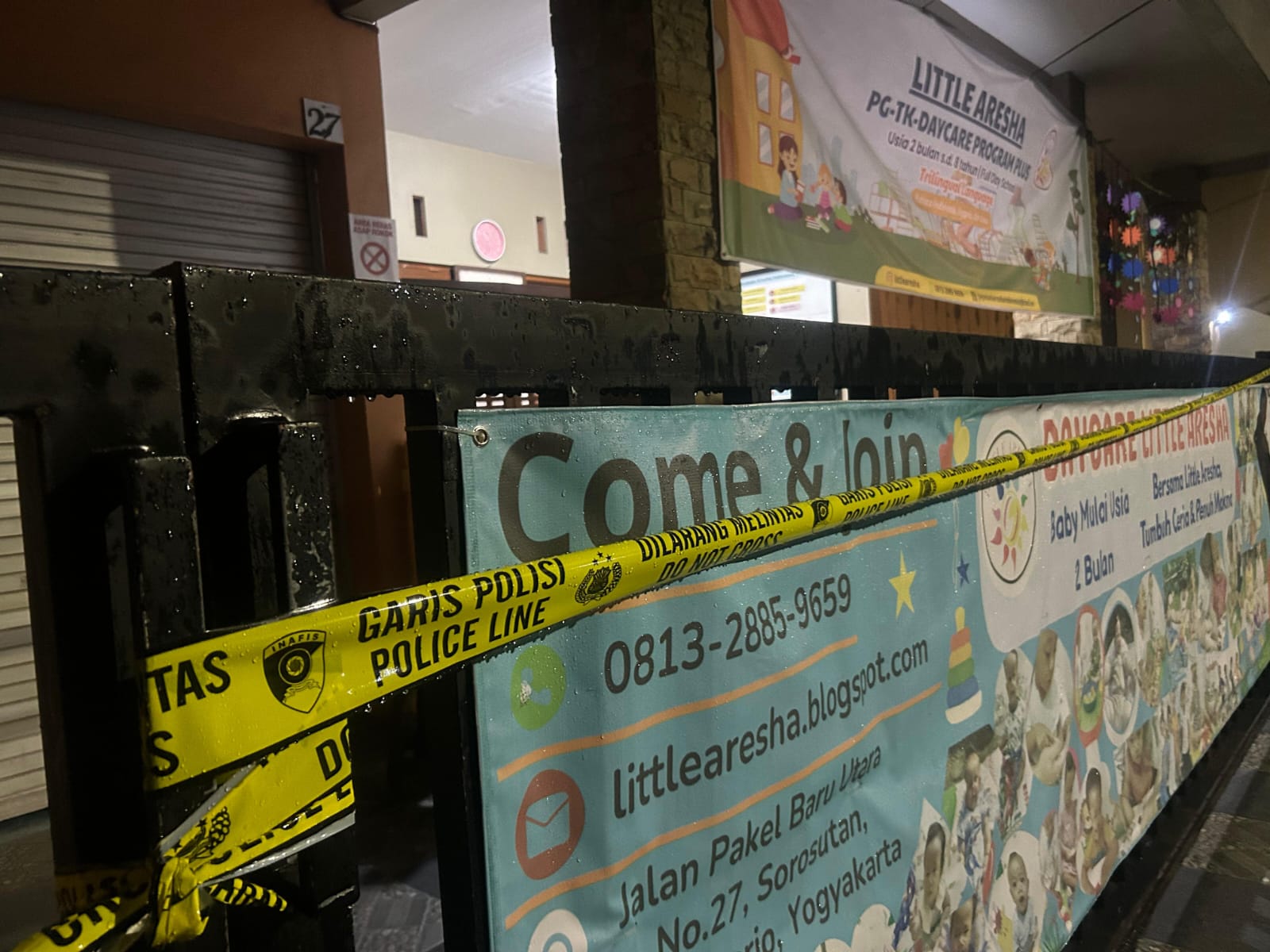Garis polisi membentang di depan tempat penitipan anak di Umbulharjo Yogyakarta yang digerebek polisi dan dihentikan operasionalnya.