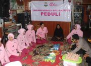 Bhayangkari dan Polres HSU menyerahkan bantuan sembako kepada warakawuri dalam kegiatan Yayasan Kemala Bhayangkari Peduli.