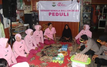 Bhayangkari dan Polres HSU menyerahkan bantuan sembako kepada warakawuri dalam kegiatan Yayasan Kemala Bhayangkari Peduli.