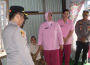 Kapolres HSU dan Bhayangkari mengunjungi warakawuri Polri serta menyerahkan bantuan dalam kegiatan anjangsana peringatan HUT YKB ke-46.