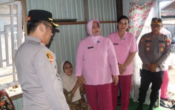 Kapolres HSU dan Bhayangkari mengunjungi warakawuri Polri serta menyerahkan bantuan dalam kegiatan anjangsana peringatan HUT YKB ke-46.