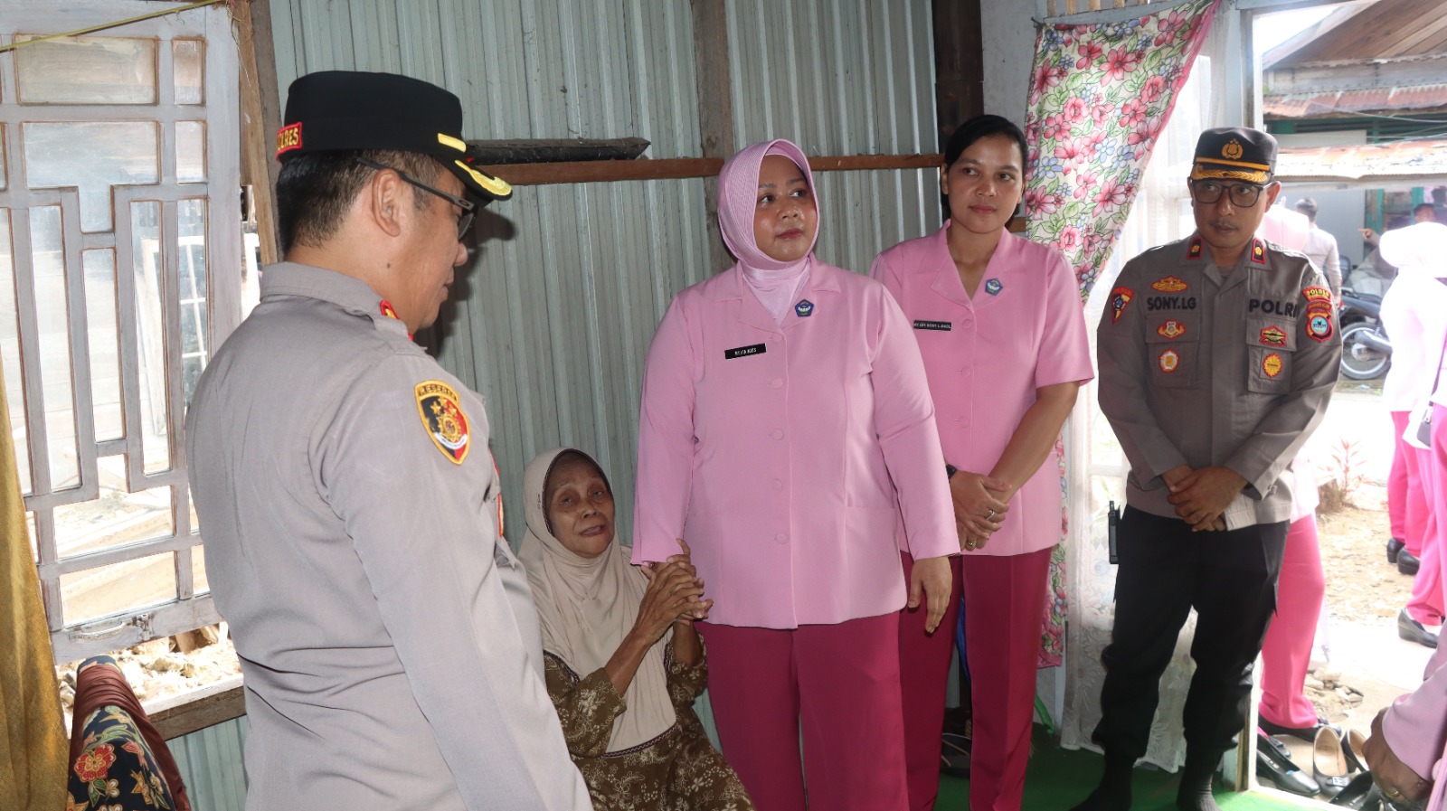 Kapolres HSU dan Bhayangkari mengunjungi warakawuri Polri serta menyerahkan bantuan dalam kegiatan anjangsana peringatan HUT YKB ke-46.