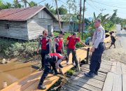 Polres Batola dan warga membangun jembatan darurat di Barambai untuk akses transportasi masyarakat