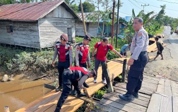 Polres Batola dan warga membangun jembatan darurat di Barambai untuk akses transportasi masyarakat